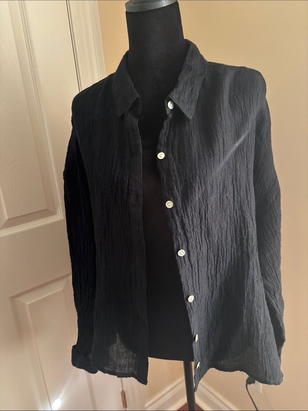 Brand new Black Textured cotton gauze Tahari XL. Button-Up shirt / jacket